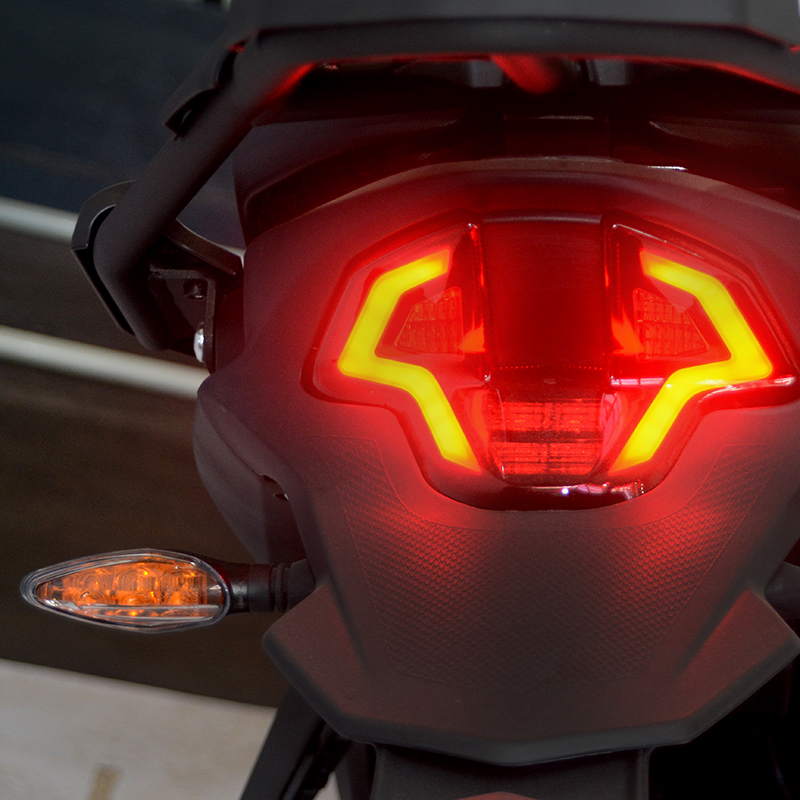 VOGE_DETALLE_3000DS_LUZ_TRASERA